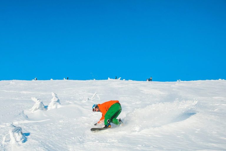 Snowboarder i snødekt fjell