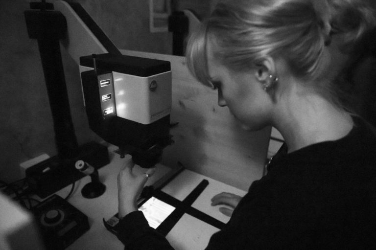 Ung kvinne jobber i mørkerom