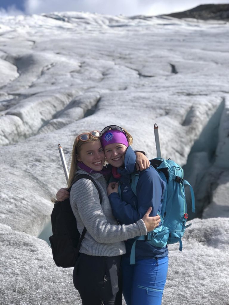 To unge kvinner klemmer på en isbre