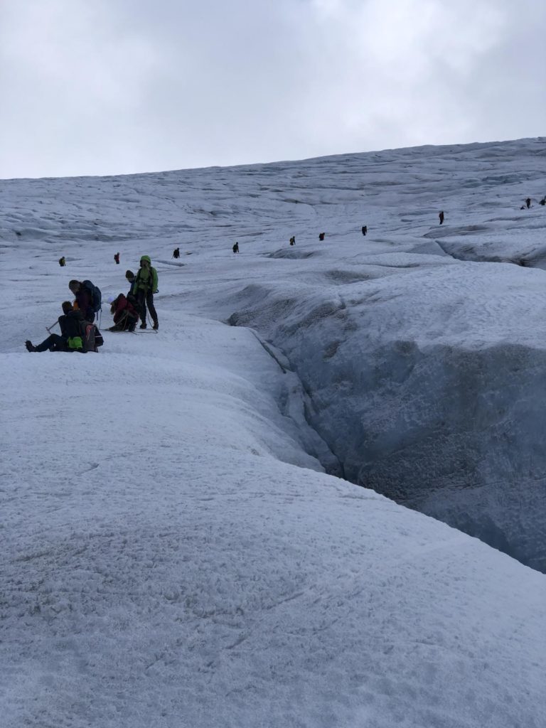 Oversiktsbilde av mange mennesker på en isbre