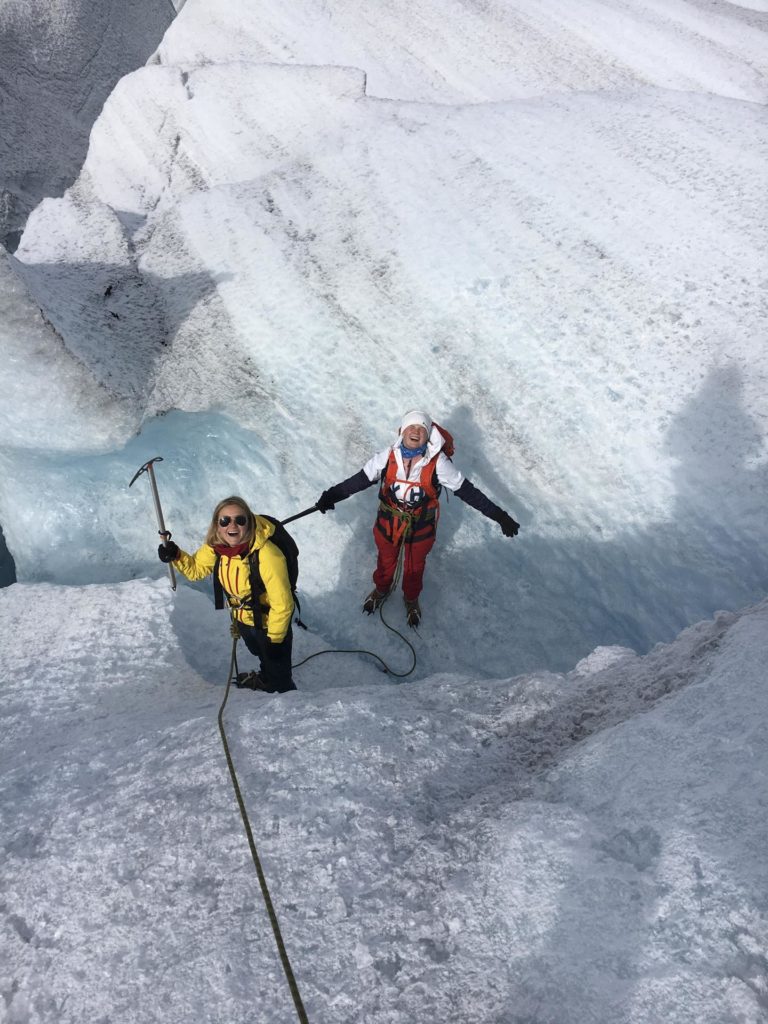 To unge kvinner på en isbre