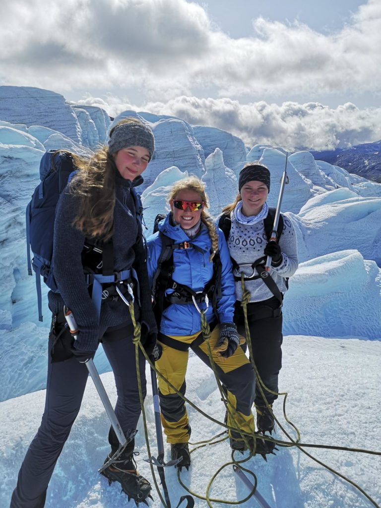 Tre unge mennesker på isbre