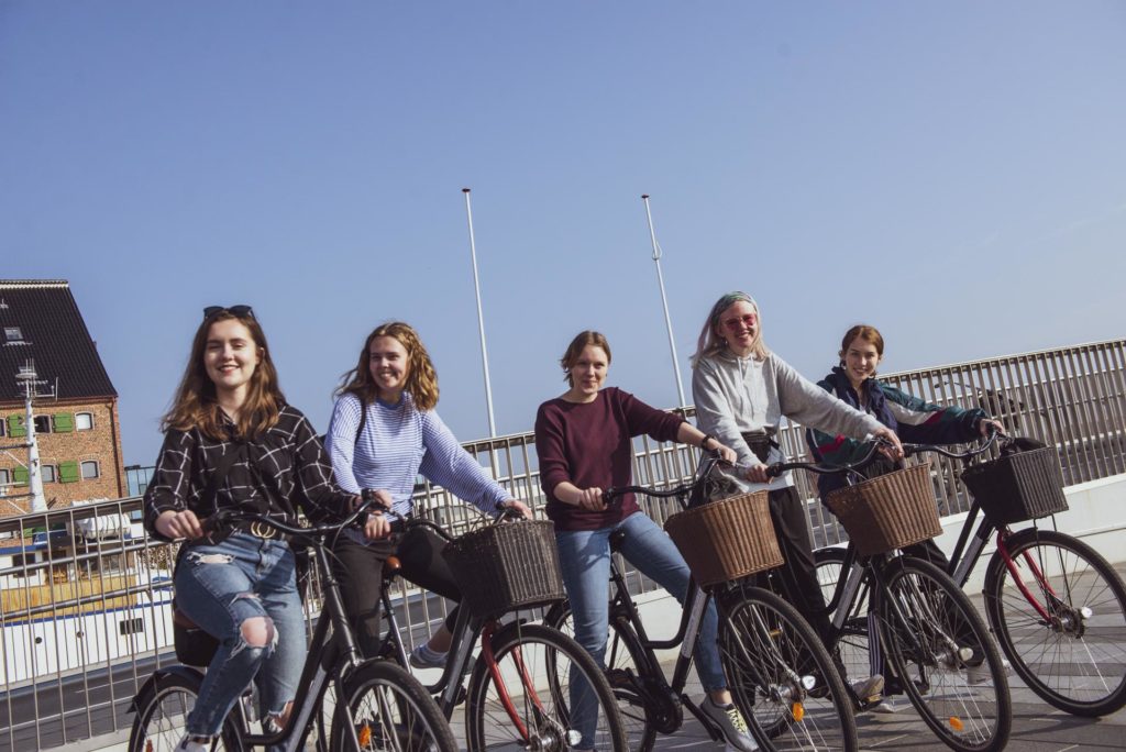 Unge kvinner på sykkel i København