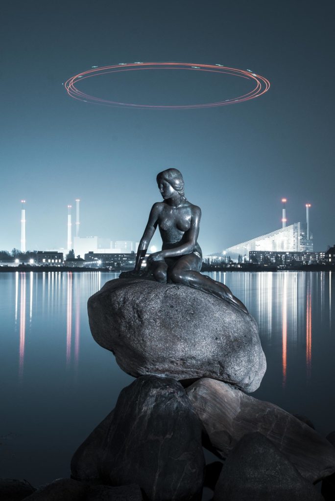Den lille havfruen med lysende sirkel over hodet i København