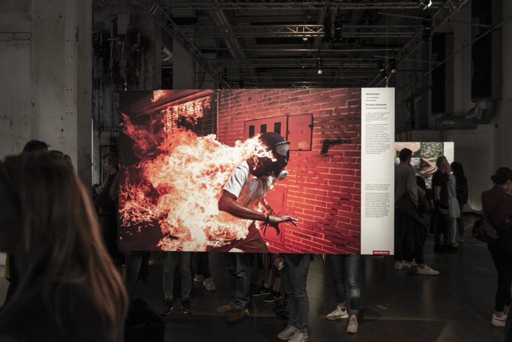 Bilde av brennende mann fra World Press Photo utstilling