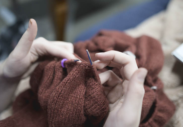 Hender holder strikketøy