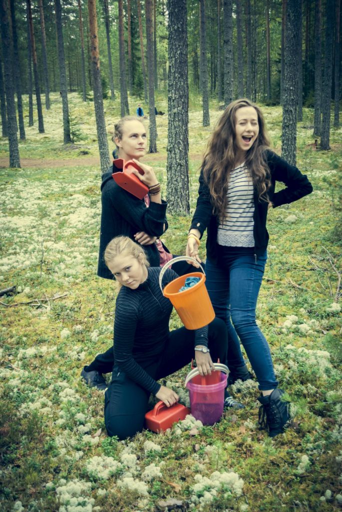 unge mennesker poserer mens de plukker bær