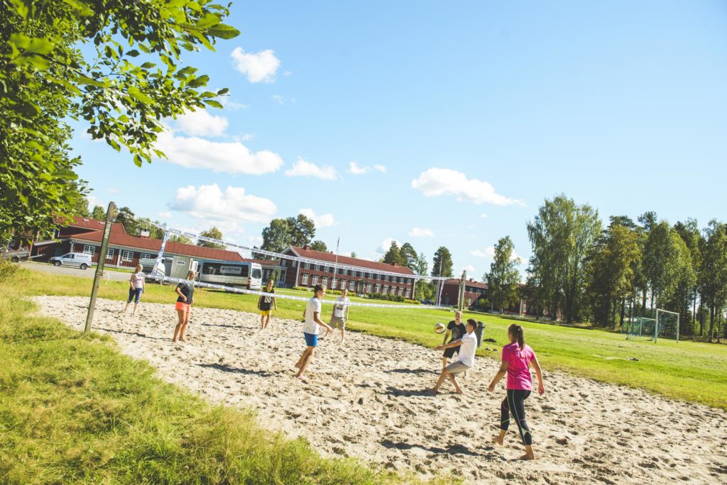 Students at Elverum FHS play volleyball