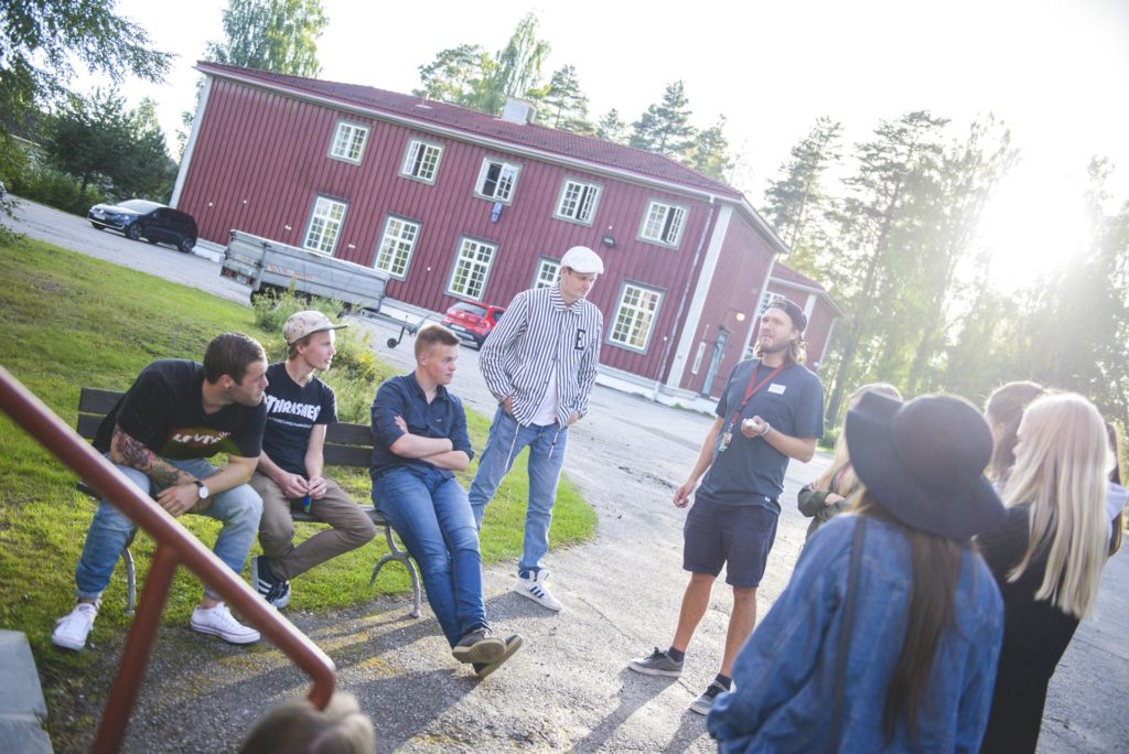 Gruppe mennesker prater utendørs