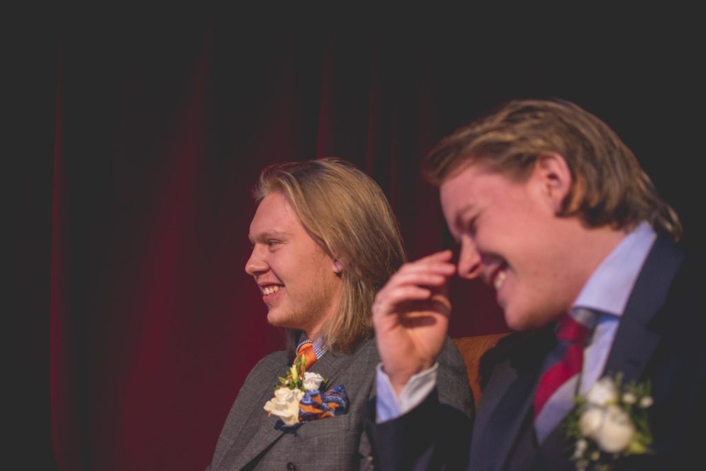 To unge menn gifter seg og smiler