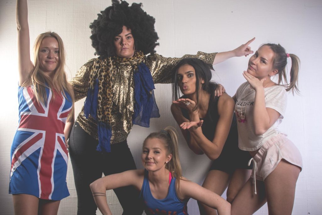 Unge mennekser har kledd seg ut som Spice Girls og poserer