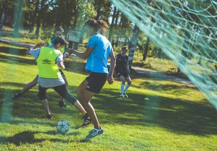 Unge menn spiller fotball