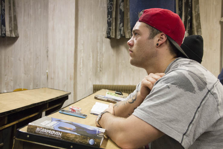 Ung mann sitter i forelesning