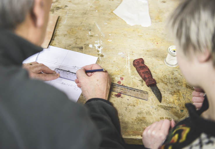 To personer jobber med knivmaking