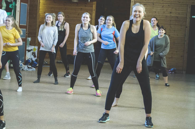 Unge mennesker danser Zumba