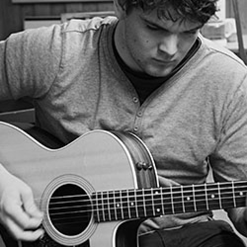 Ung mann spiller gitar