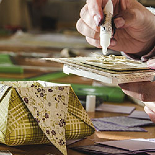 Nærbilde av håndlaget papirboks