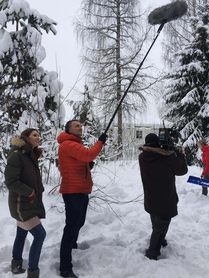 Film-team filmer ute i snøen