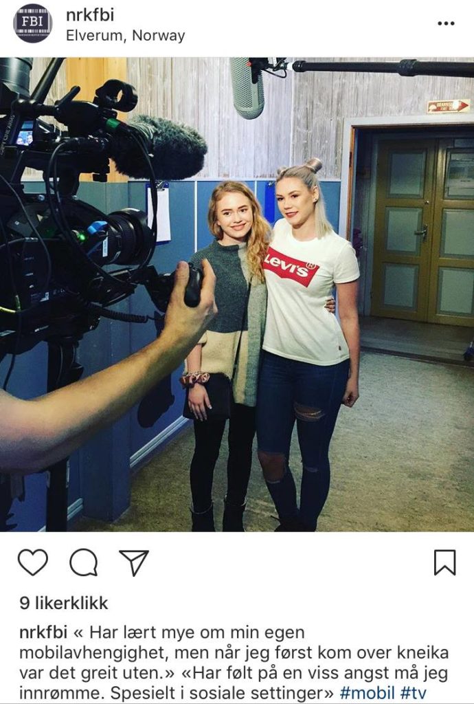 Skjermbilde fra Forbrukerinspektørrenes instagram: to unge jenter foran kamera