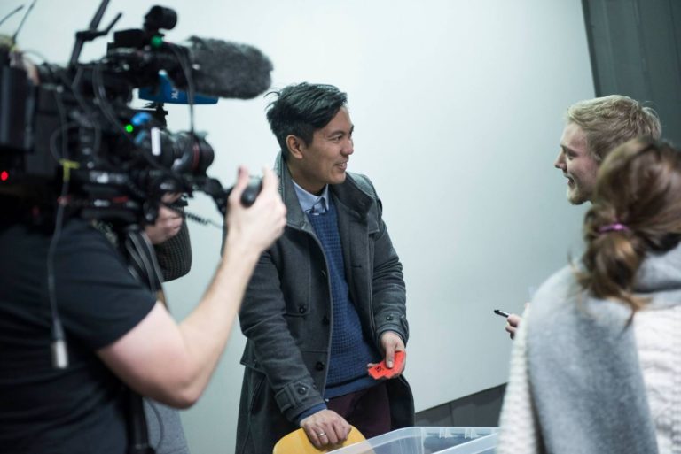 Programleder Christian Strand snakker med elev