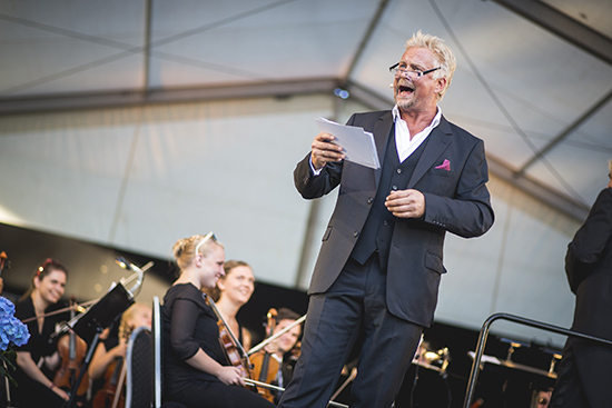 Dennis Storhøi på scenen i Sagtjernet Amfi