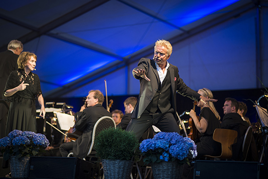 Dennis Storhøi på scenen i Sagtjernet Amfi