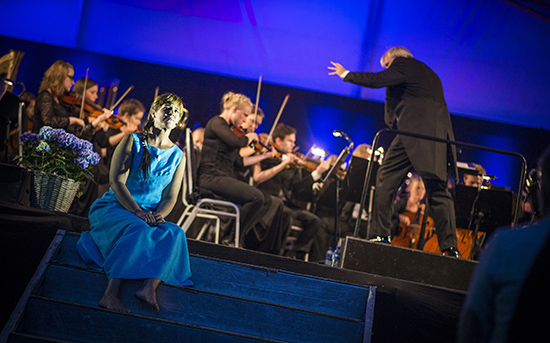 Symfoniorkester på scenen i Sagtjernet Amfi