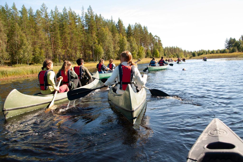 Unge mennesker padler i kano