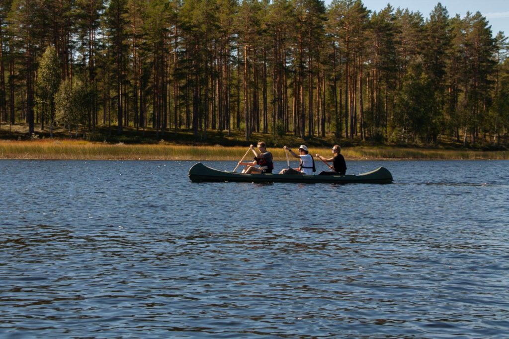 Unge mennesker padler i kano