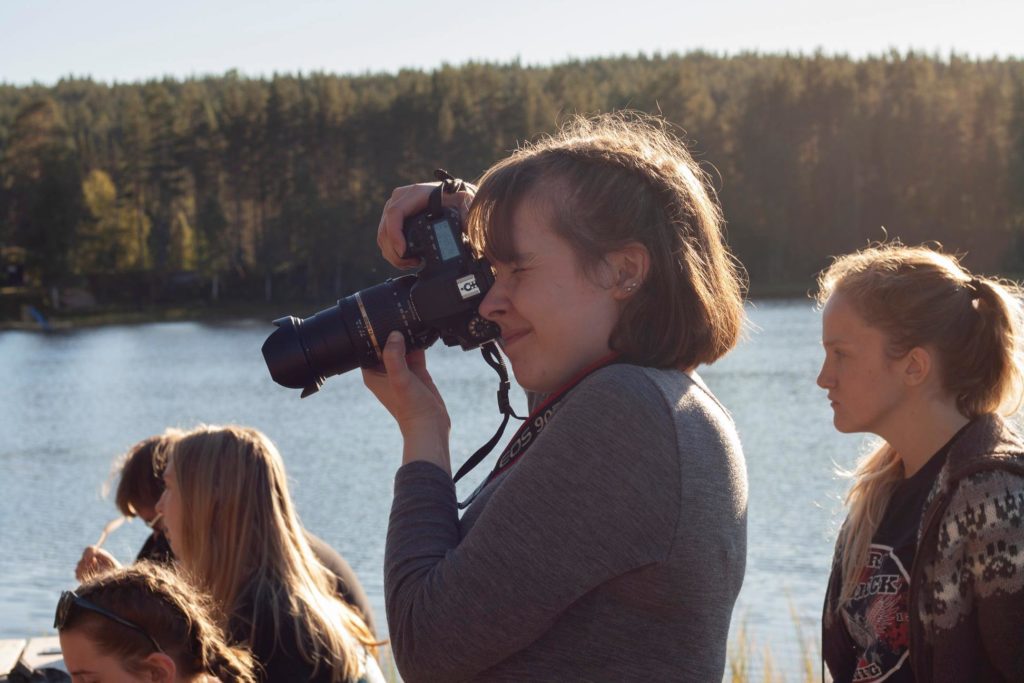 Ung kvinne fotograferer