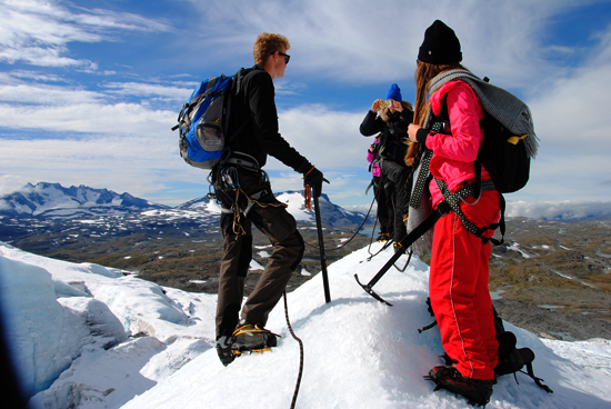 Tre unge mennesker på fjelltopp