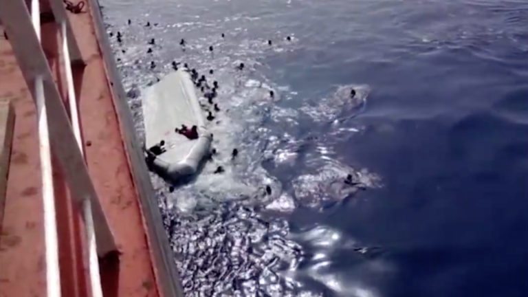 Flyktninger i veltet båt på havet