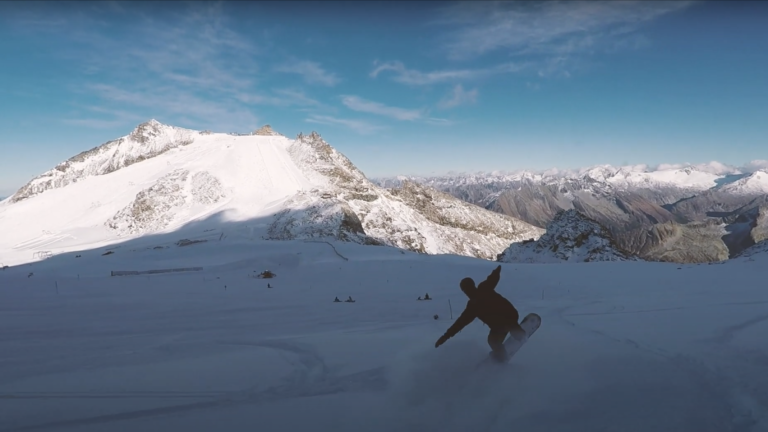 Snowboarder i pudder