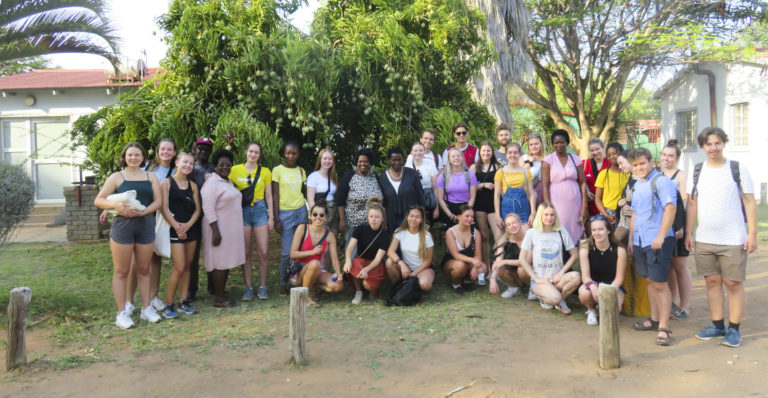 Gruppe mennesker fra ulike kulturer