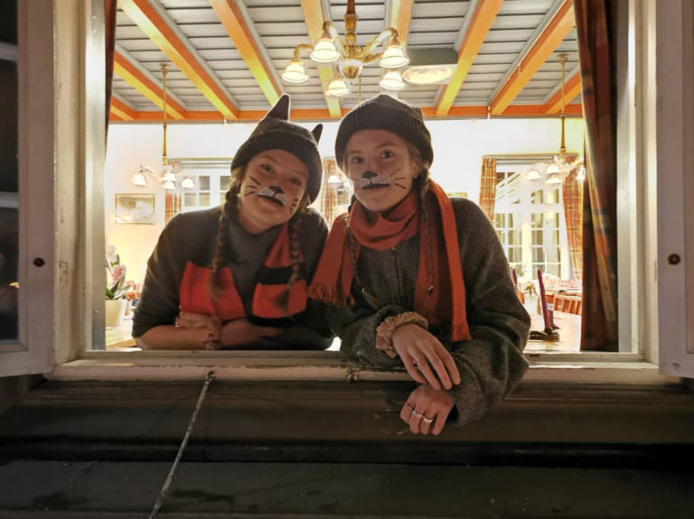 Elever lager teaterforestilling på Elverum folkehøgskole