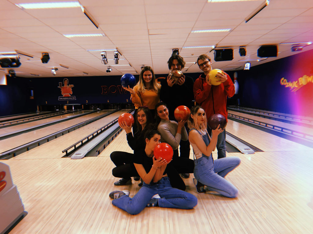 Gruppe elever på bowling