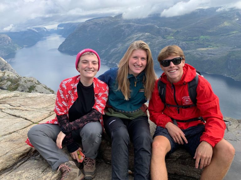 Tre unge mennesker på Preikestolen