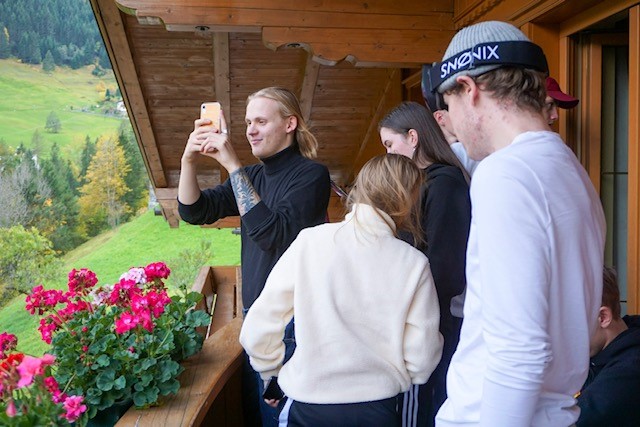 Unge mennesker fotograferer fra balkong