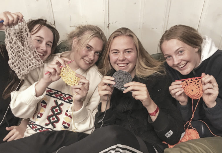 Fire blide jenter hekler