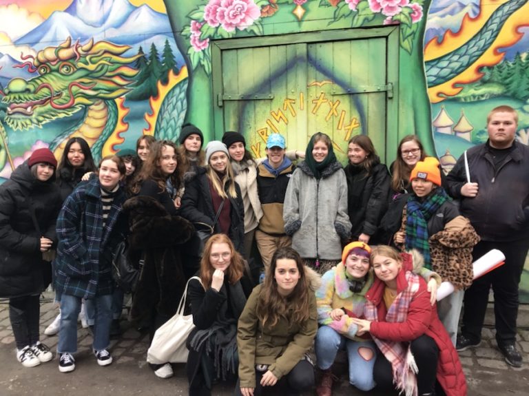 Gruppe foran graffitivegg i Christiania