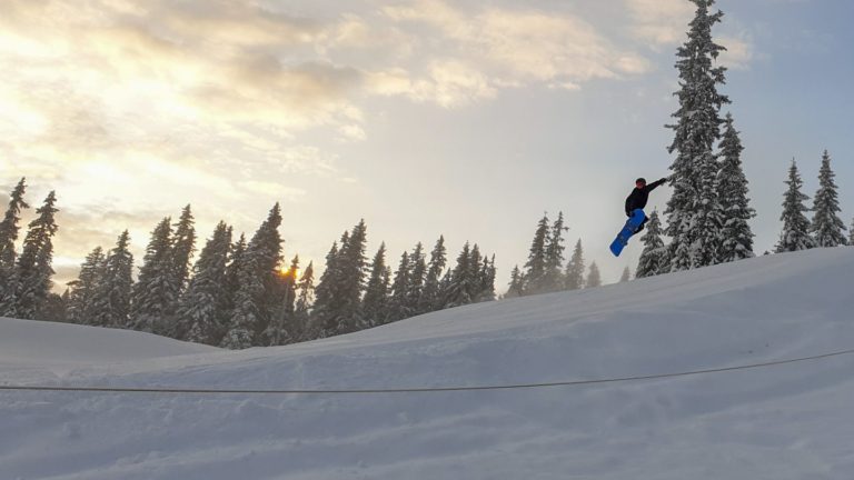 Snowboarder på hopp med grab