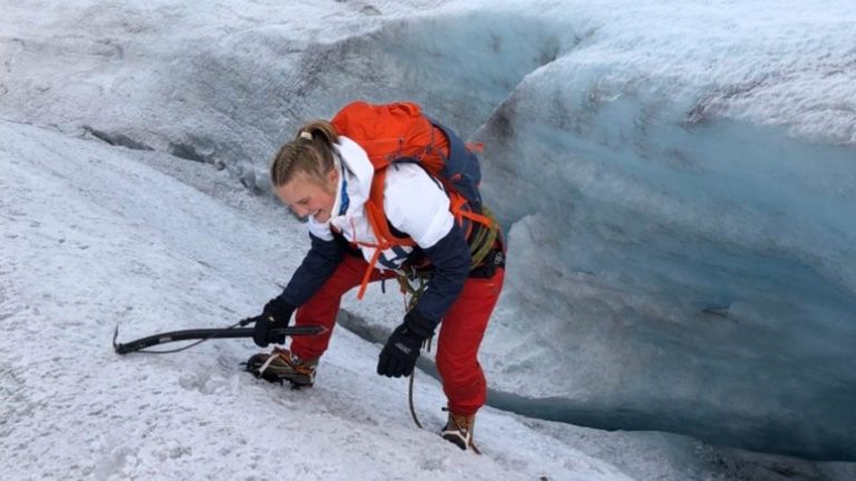 Ung kvinne på brevandring