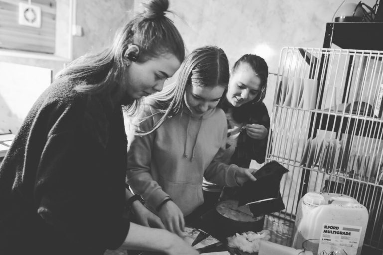 Unge kvinner i mørkerom