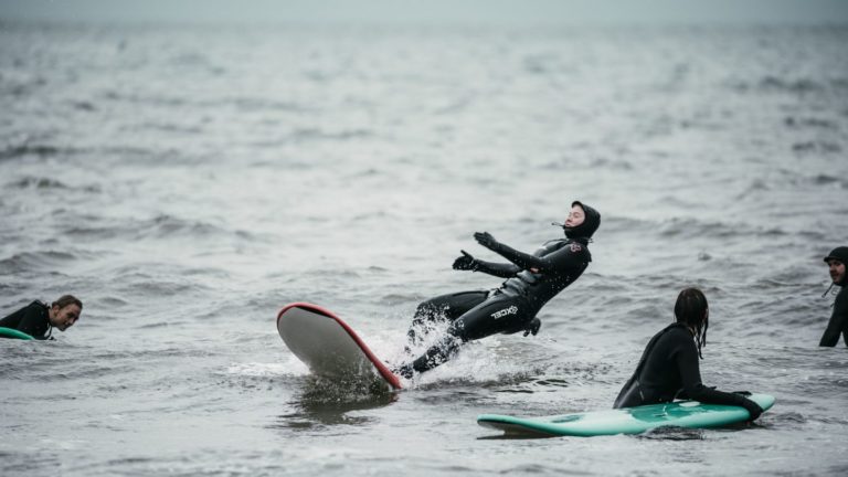 Unge mennesker surfer