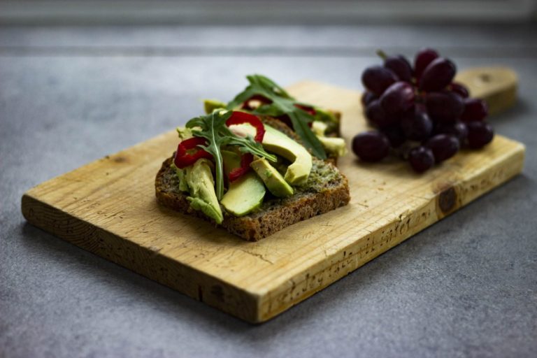 Sandwich med avocado på fjøl