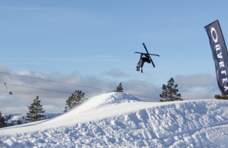 Twintip-kjører hopper på bigjump