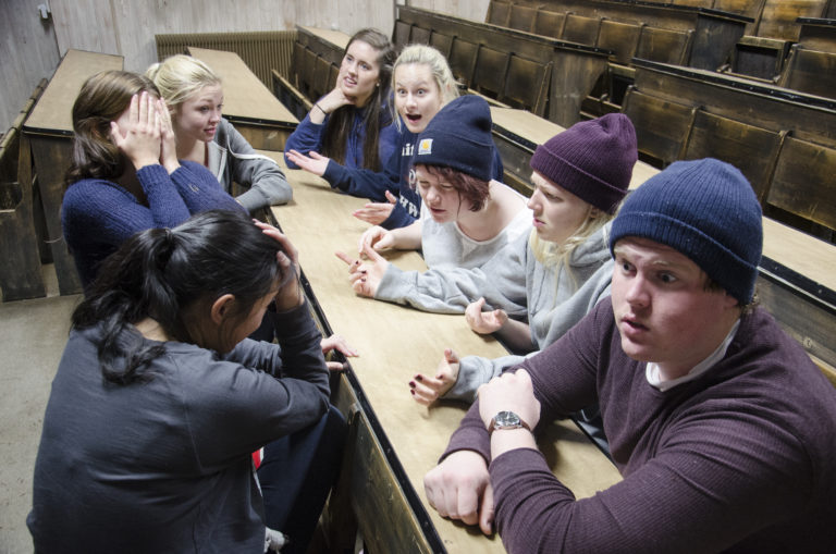 Unge mennesker diskuterer