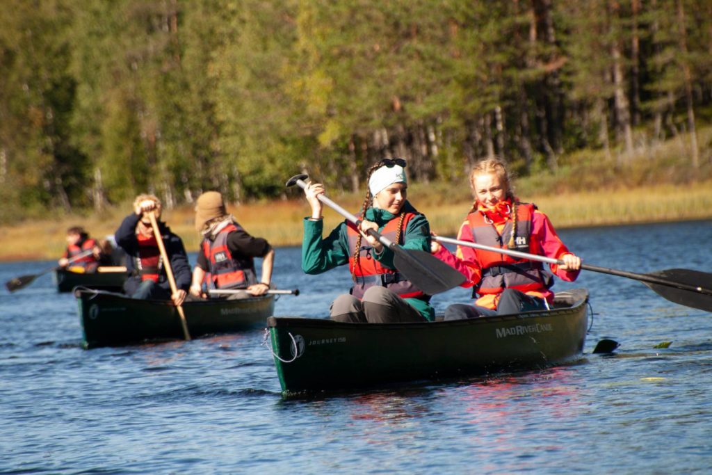 Unge mennesker fra Elverum folkehøgskole padler kano