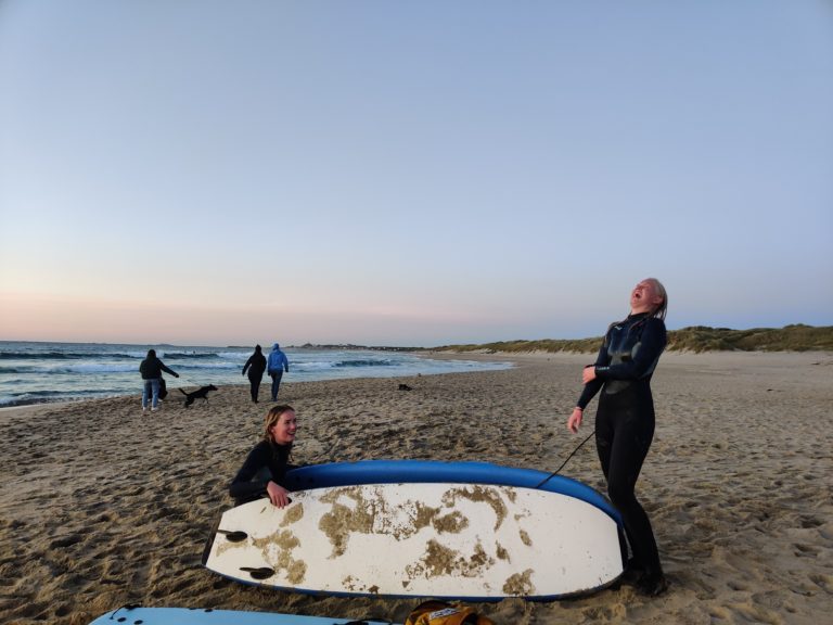 Personer med surfebrett ler