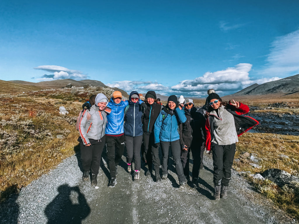Gruppe unge mennesker på fjelltur